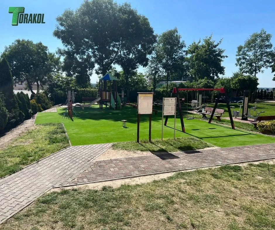 Plac zabaw ze sztuczną trawą krajobrazową w Radziejowie