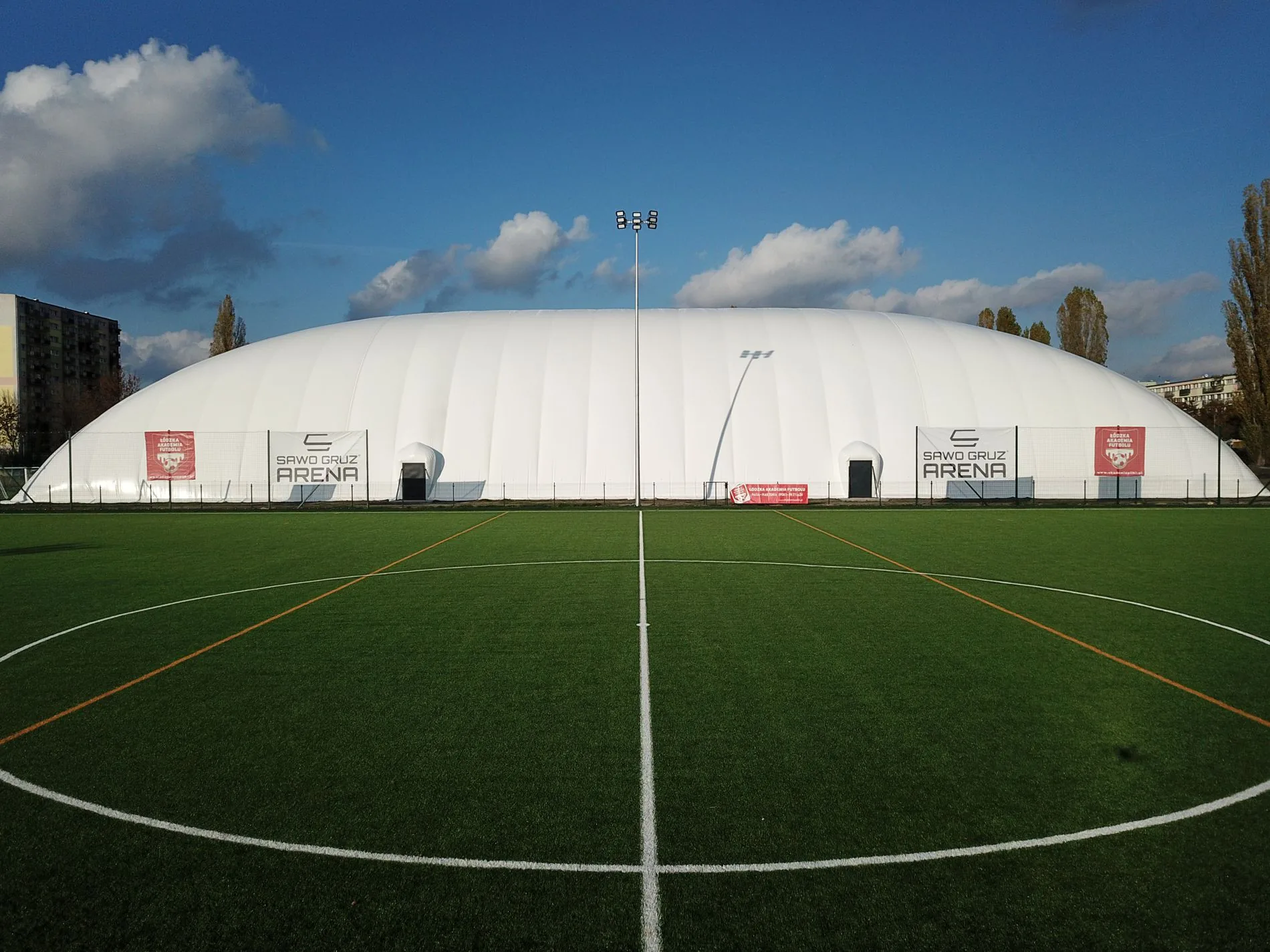Kryte boisko piłkarskie Sawo Gruz Arena w Łodzi