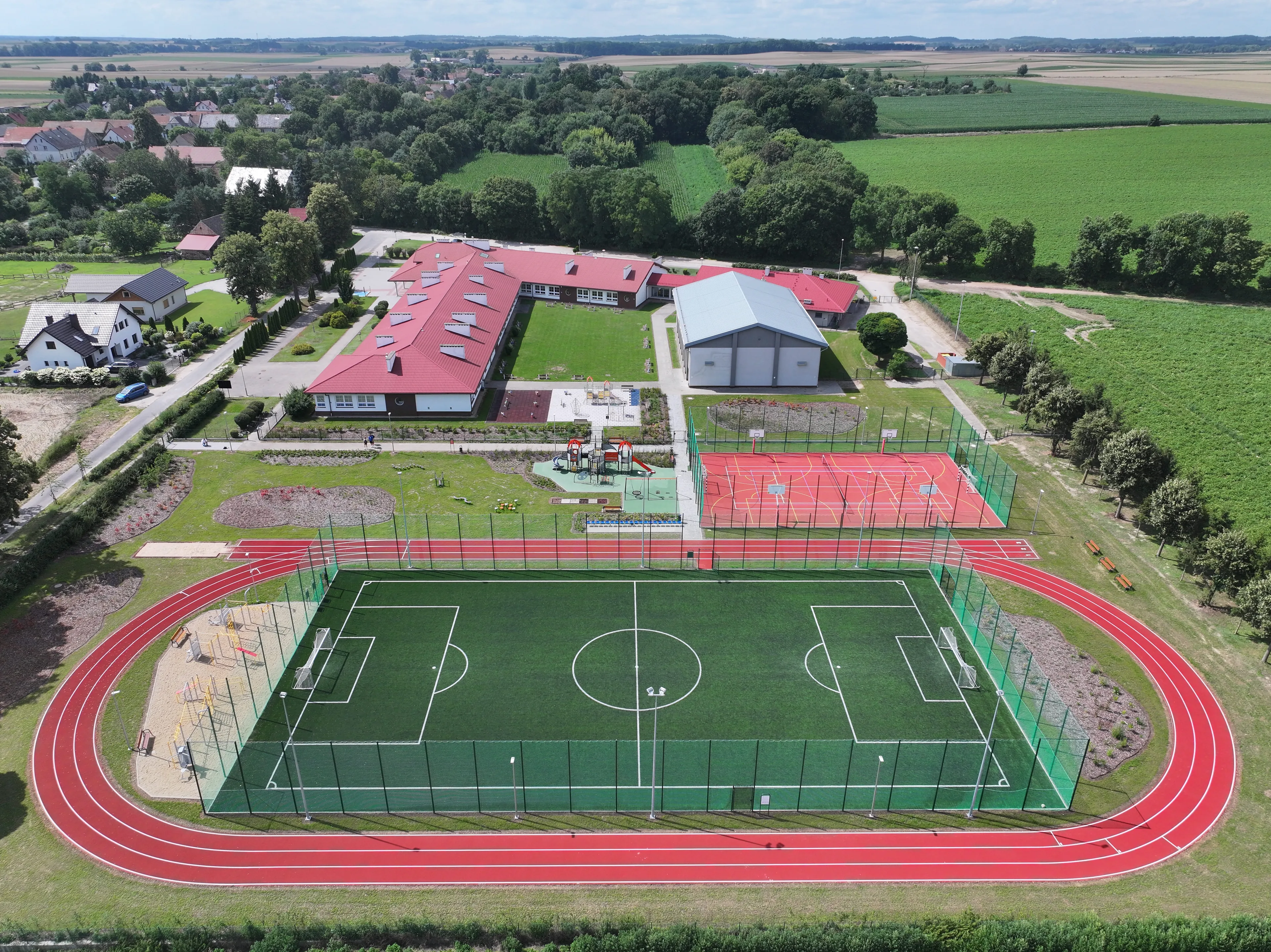 Modernizacja terenów sportowych przy Szkole Podstawowej im. Orła Białego w Dobrzeniu