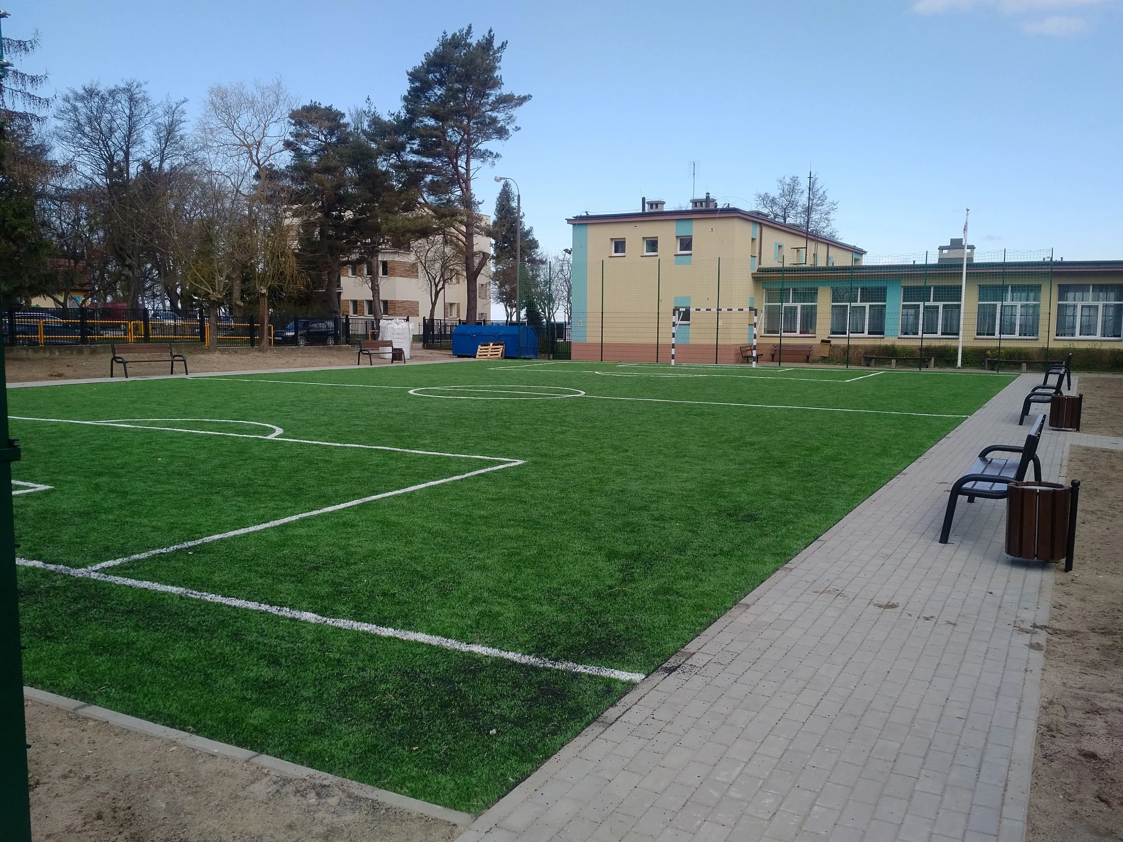 Boisko do piłki nożnej przy szkole w Jastrzębiej Górze