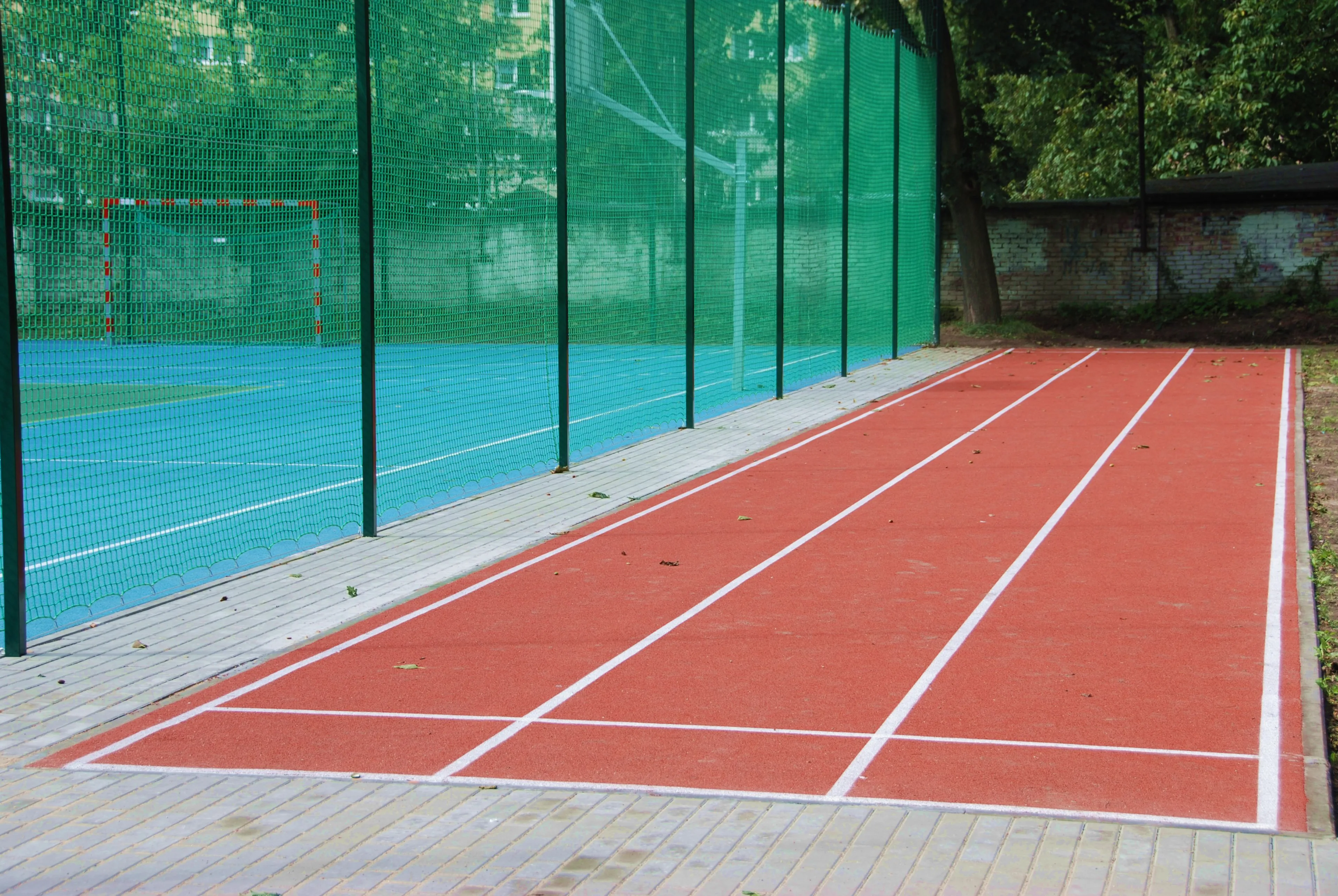Boisko wielofunkcyjne z bieżnią lekkoatletyczną, bieżnią do skoku w dal i zewnętrzną siłownią w Łodzi
