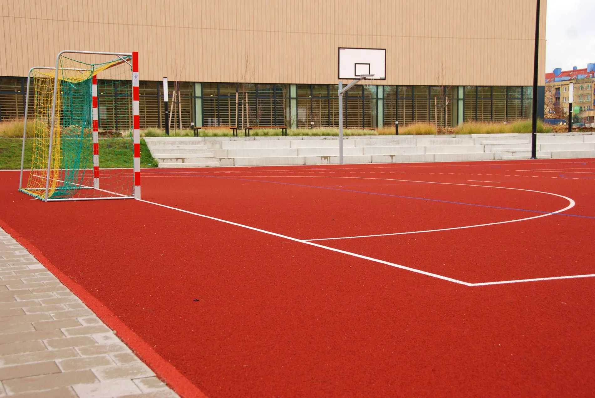 Obiekt sportowy i place zabaw przy zespole szkolno-przedszkolnym na ul. Kłodzkiej we Wrocławiu