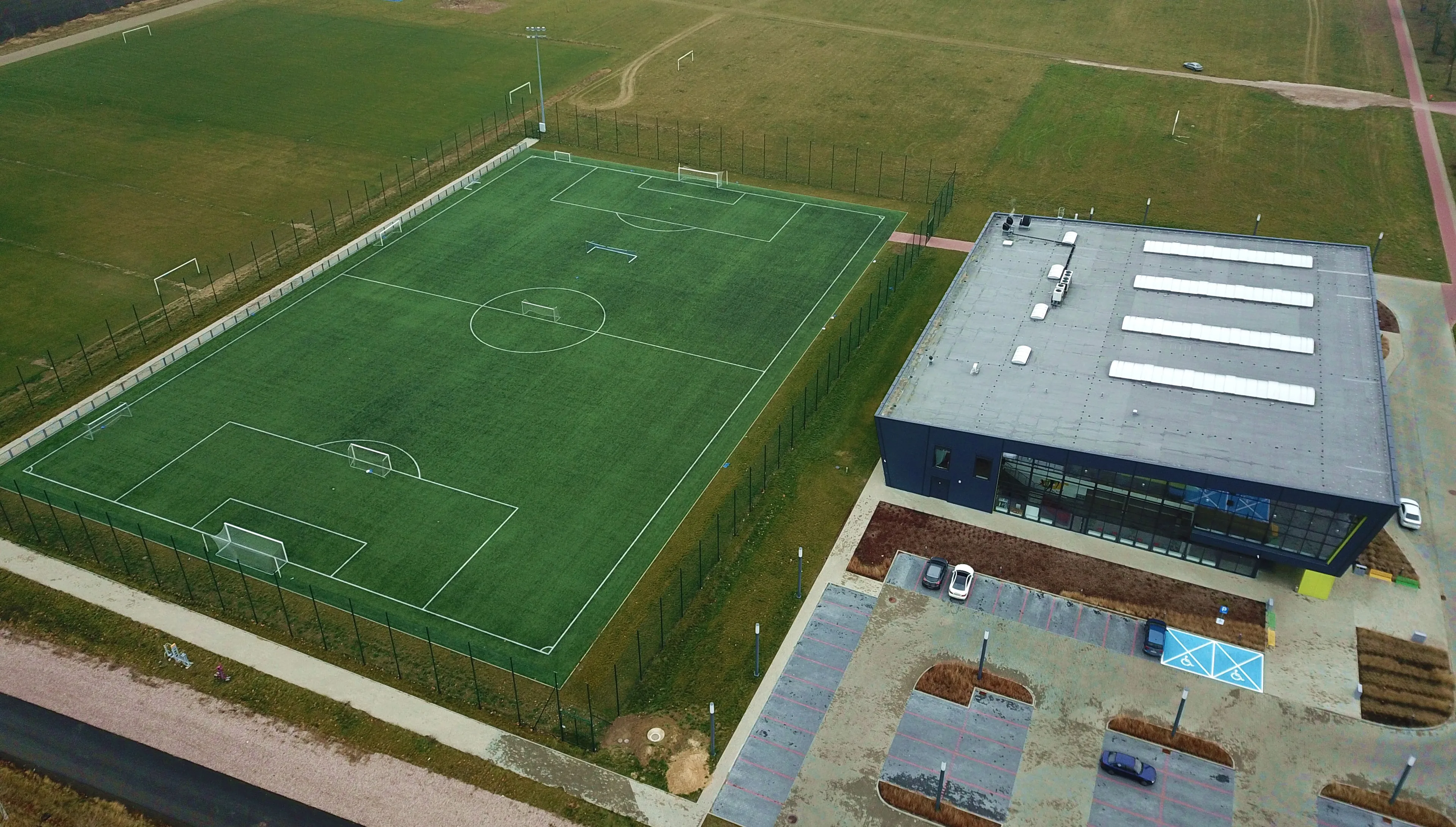 Pełnowymiarowe boisko do piłki nożnej w Ożarowie Mazowieckim z certyfikatem FIFA Quality Pro