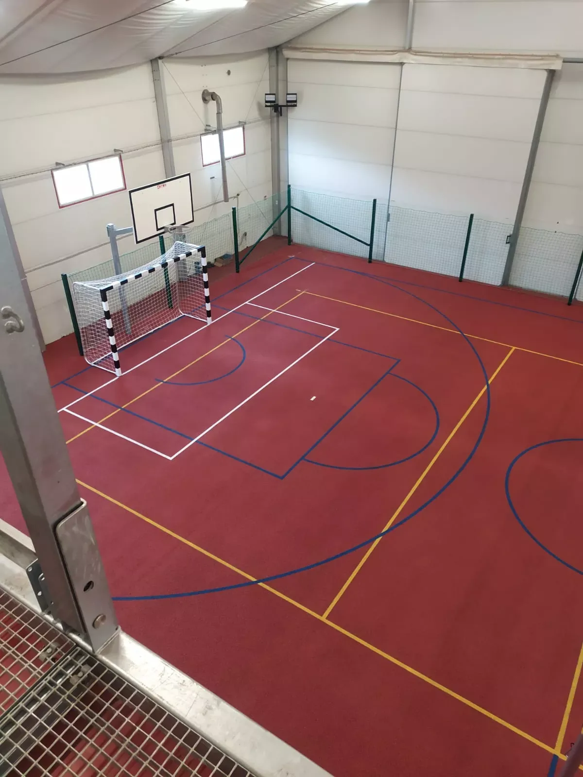 Boisko wielofunkcyjne w hali straży zakładowej Orlen w Płocku