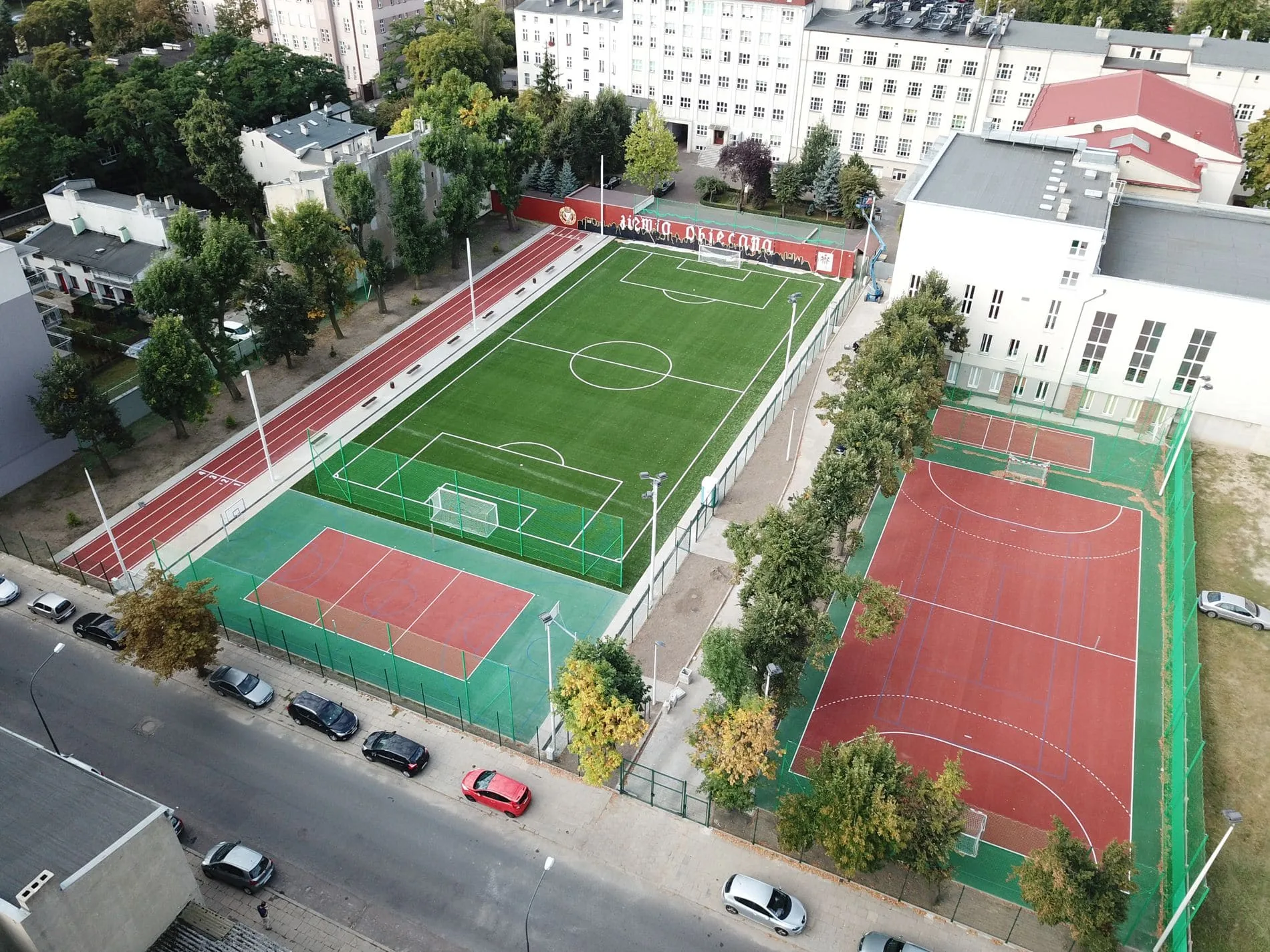 Boiska sportowe wraz z bieżnią w Szkole Salezjańskiej w Łodzi