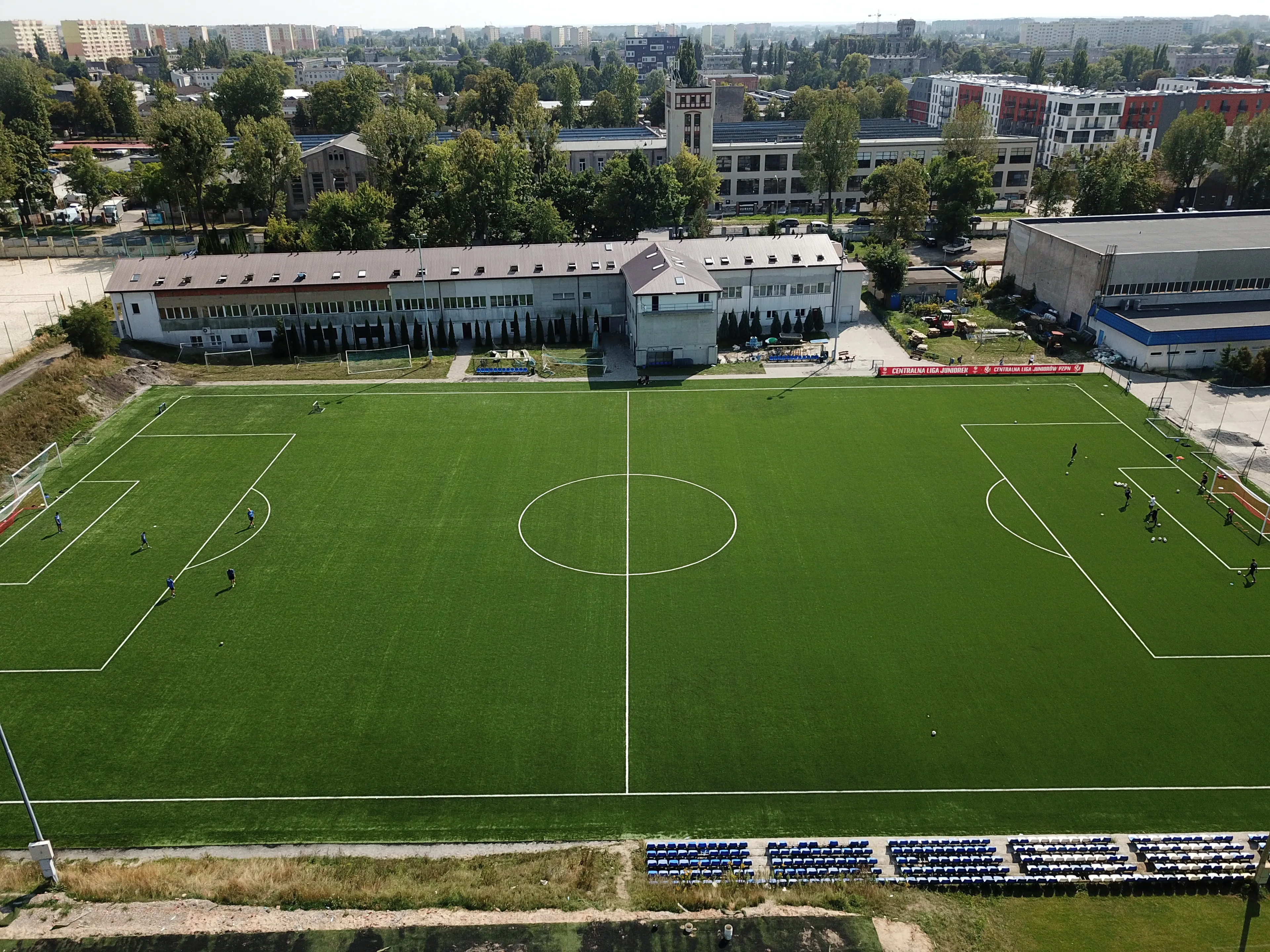 Pełnowymiarowe boisko sportowe w Szkole Mistrzostwa Sportowego im. Kazimierza Górskiego w Łodzi